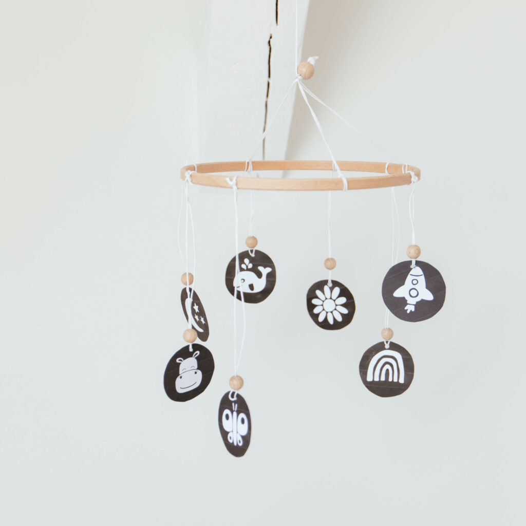 Sehfähigkeit bei Babys – spielerisch anregen mit Kontrastkarten zum Download