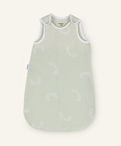 Musselin-Babyschlafsack 0.5 TOG in Salbei gemustert.