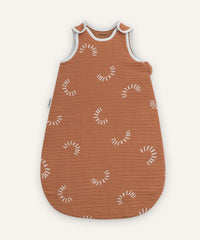 Musselin-Babyschlafsack 0.5 TOG in Zimt.