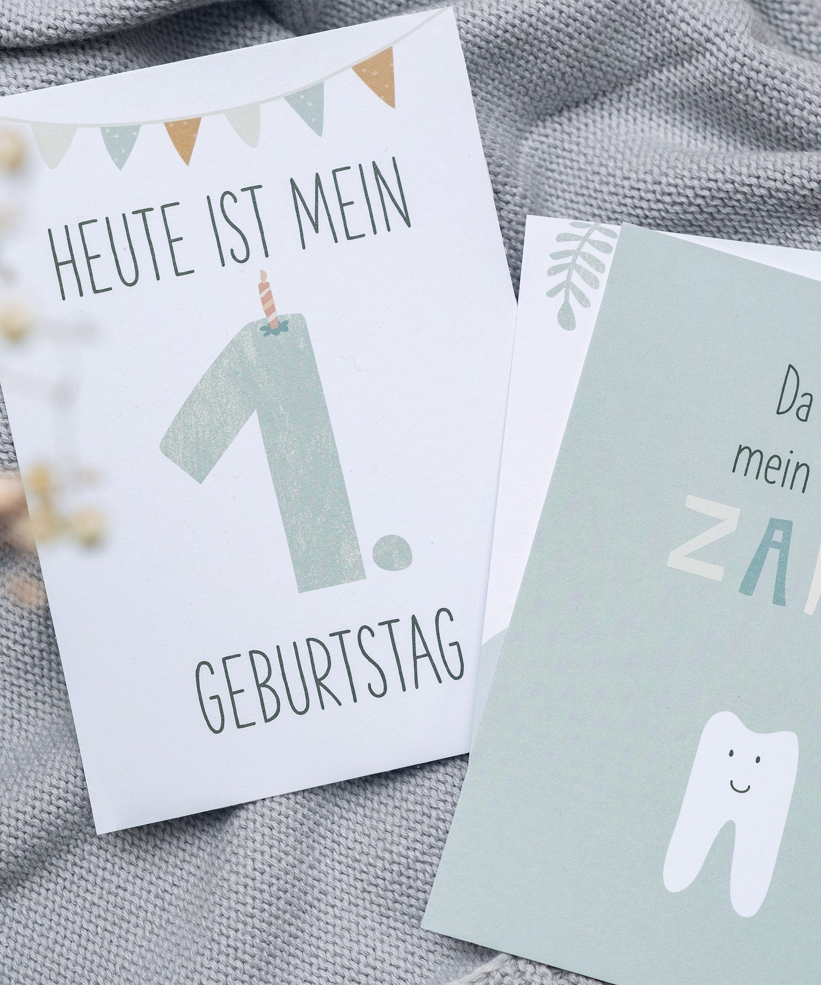 Sanfte Farben*Die liebevollen Designs in sanften Farben sind zeitlos und für Jungen und Mädchen gleichermaßen geeignet.|Drei Meilensteinkarten liegen auf einer Babydecke.