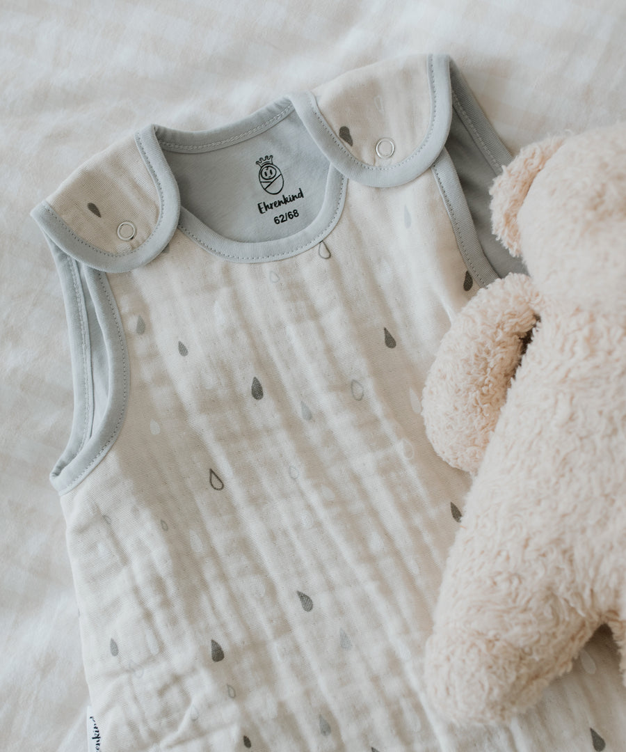Nahaufnahme Babyschlafsack aus Musselin.