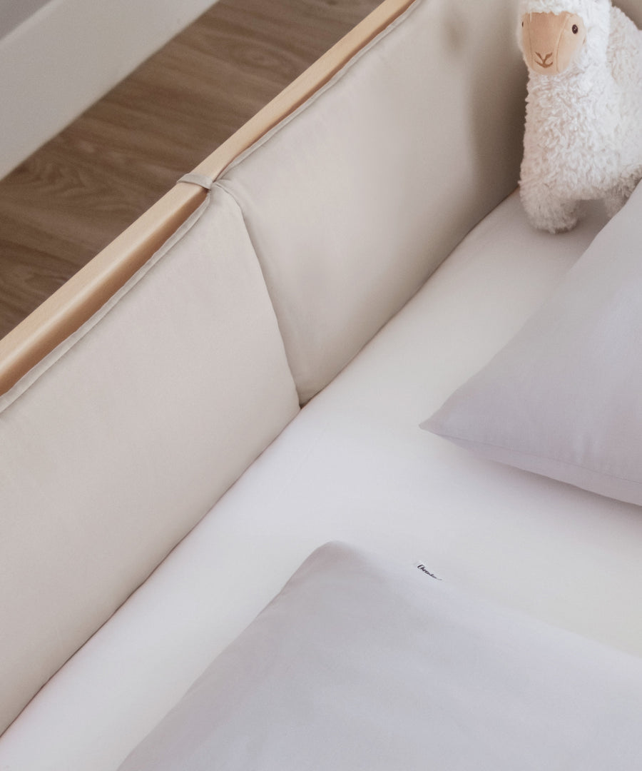 Streichelweiche Bio-Baumwolle*Der Oberstoff aus 100 % hochwertigster Bio-Baumwolle ist atmungsaktiv und besonders sanft zur Haut.|Nahaufnahme Bettumrandung Beige im Bett.
