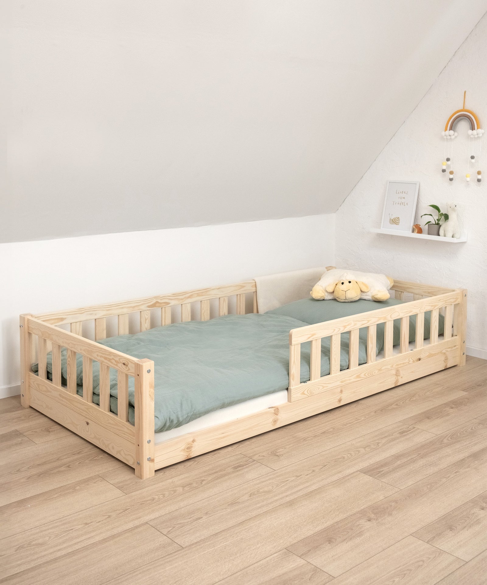 Flexibler Rausfallschutz*Der Rausfallschutz bietet deinem Kind Sicherheit. Er lässt sich beidseitig montieren und bei Bedarf auch ganz abnehmen.|Bodenbett Kiefer Natur in Kinderzimmer.