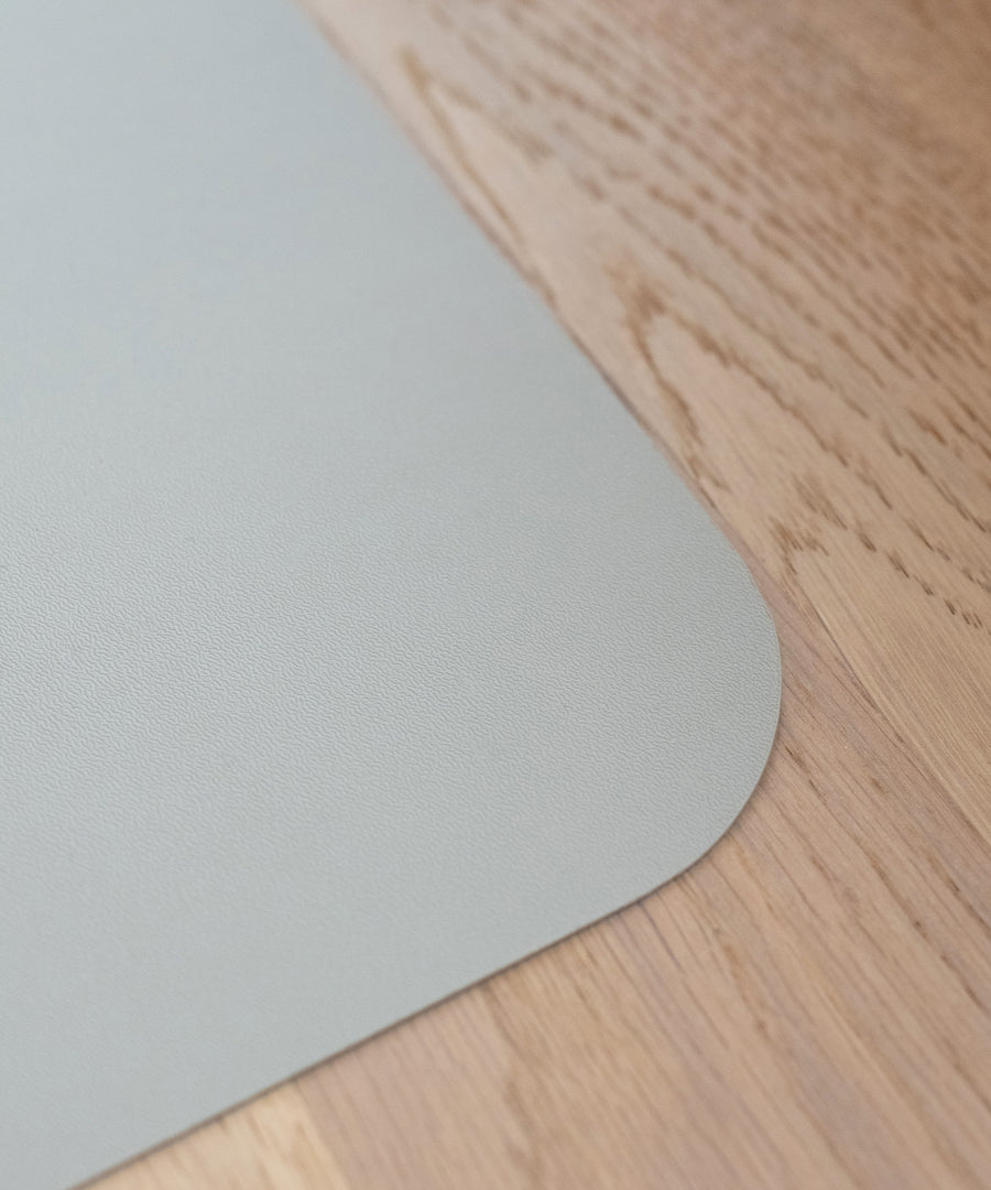 Made in Germany*Die hochwertige Bodenmatte wird in Deutschland hergestellt. Du kannst sie auch flexibel als Bürostuhl-Unterlage verwenden. Bodenmatte in Hellgrau.|Nahaufnahme Bodenmatte.