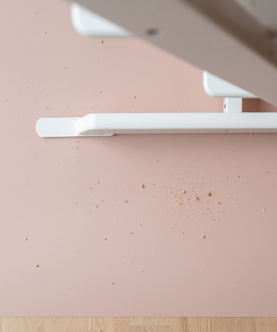 Großzügiges Format*Da darf gekleckert werden: Die Matte im Format 120 x 94 cm ist passend für alle Hochstuhlgrößen und schützt den Boden optimal. Bodenmatte in Rosé.|Krümel neben Hochstuhl auf Bodenmatte Rosé.