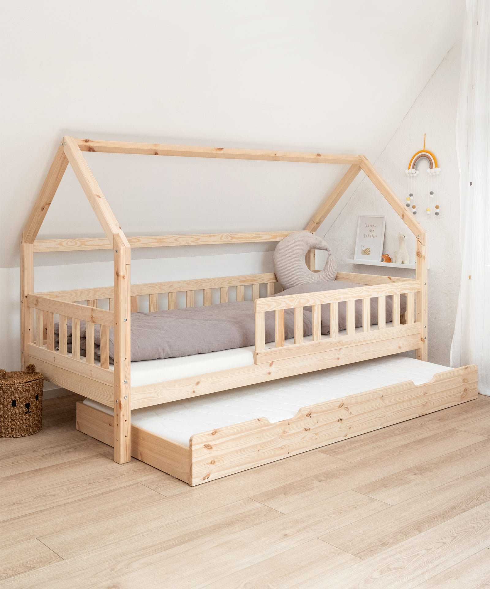 Zusätzlicher Schlafplatz*Unser optionaler Bettkasten bietet weitere Stauraumfläche oder einen extra Schlafplatz.|Hausbett Kiefer Natur mit Bettkasten als Gästebett.