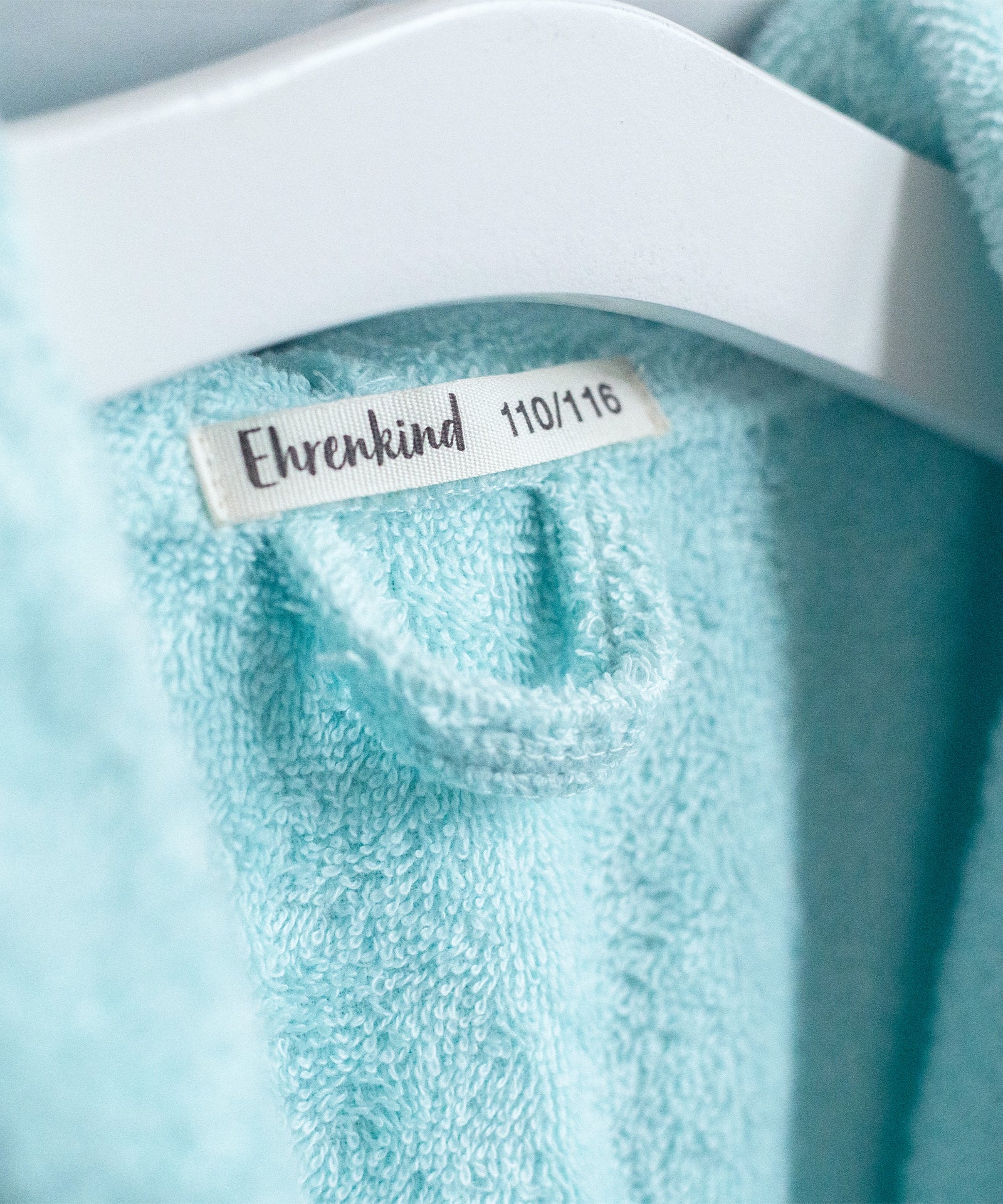 Praktisch*Mit dem praktischen Aufhänger findet der Bademantel überall schnell und einfach seinen Platz.|Nahaufnahme des Bademantel-Aufhängers.