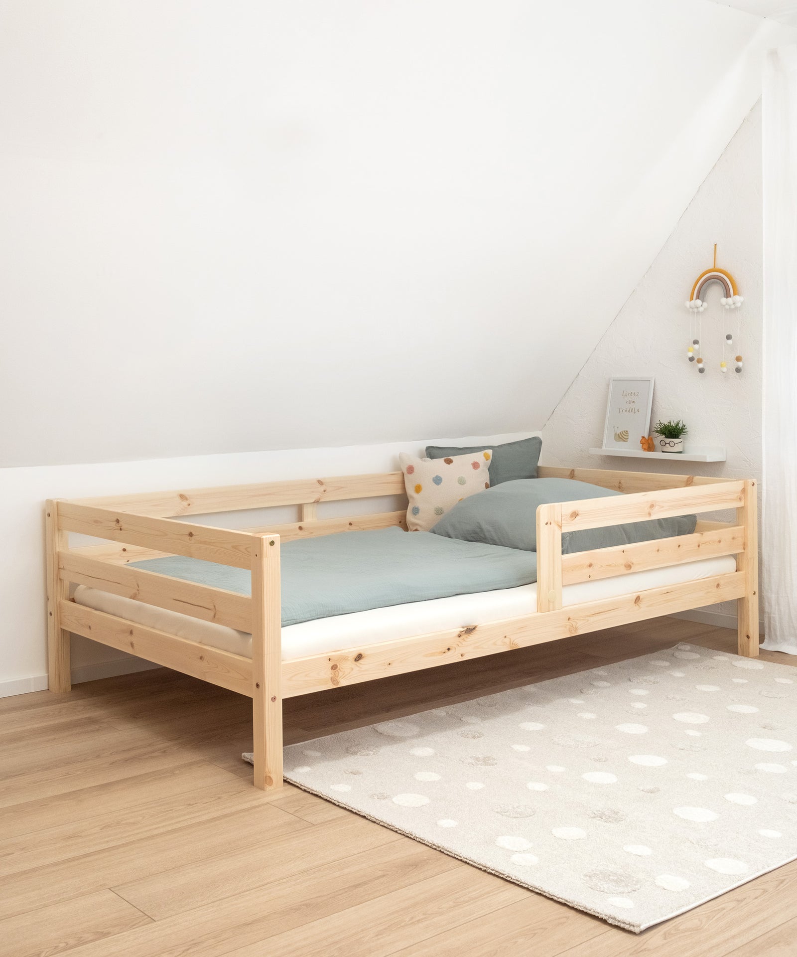 Leichter Einstieg*Durch die kinderfreundliche Bauweise unseres Kinderbetts ist der Einstieg bequem und einfach.|Kinderbett K3 Natur steht in Kinderzimmer.