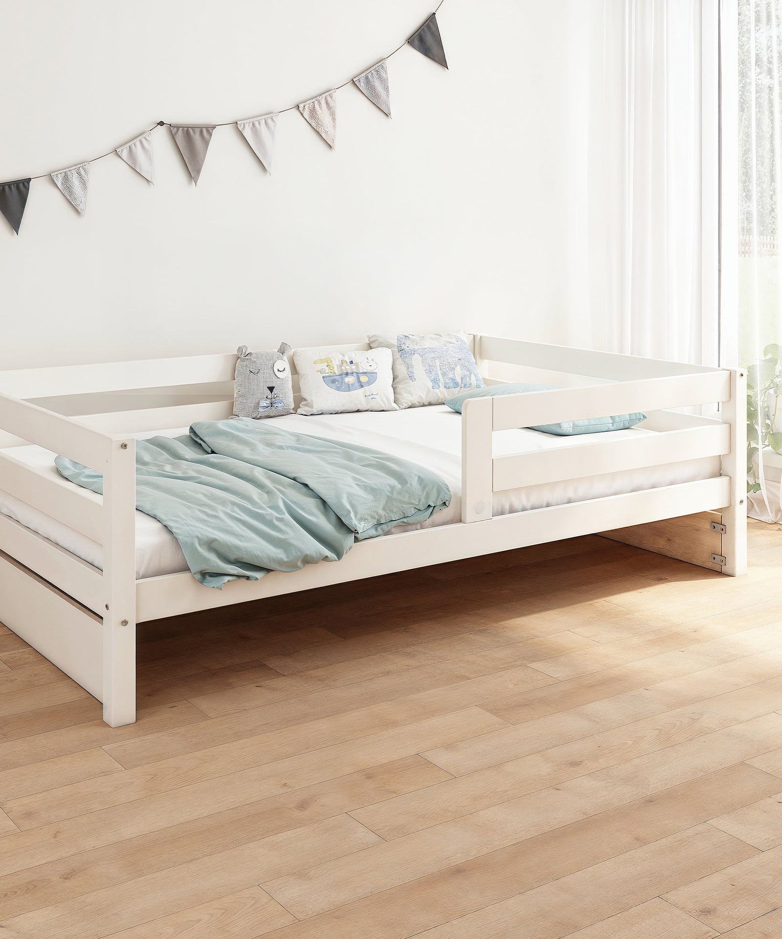 Kinderbett Kiefer K3 weiß in Größe 120x200 cm steht in Kinderzimmer.