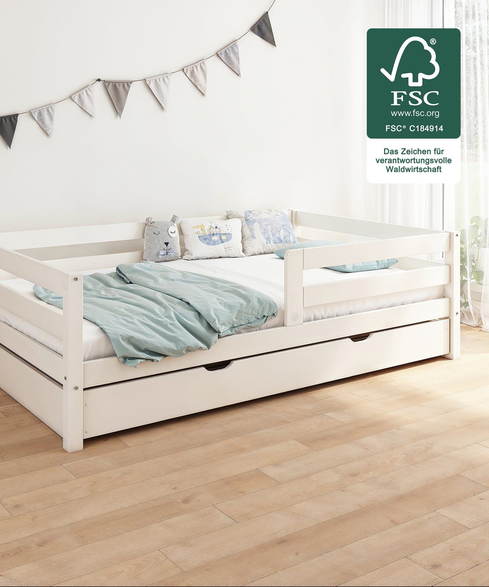 Kinderbett Kiefer K3 weiß mit Bettkasten als Gästebett.