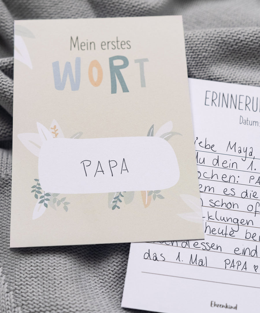 Beidseitig beschreibbar*Das stabile Recyclingpapier ist beidseitig beschreibbar - so können Erinnerungen individuell festgehalten werden.|Karte „Mein erstes Wort“ mit beispielhaft beschriebener Rückseite.