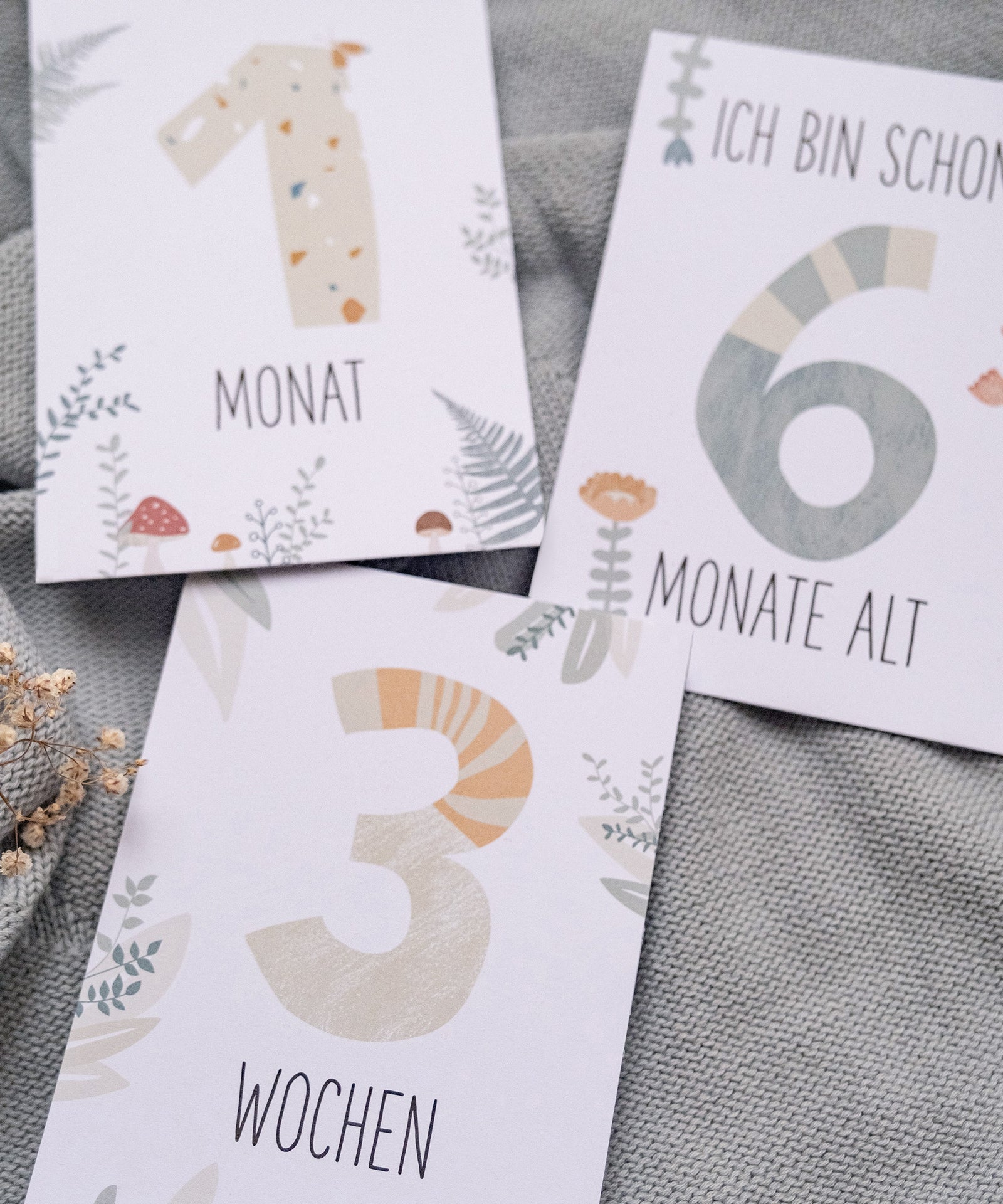 Drei Meilensteinkarten mit Monats- bzw. Wochenangabe.
