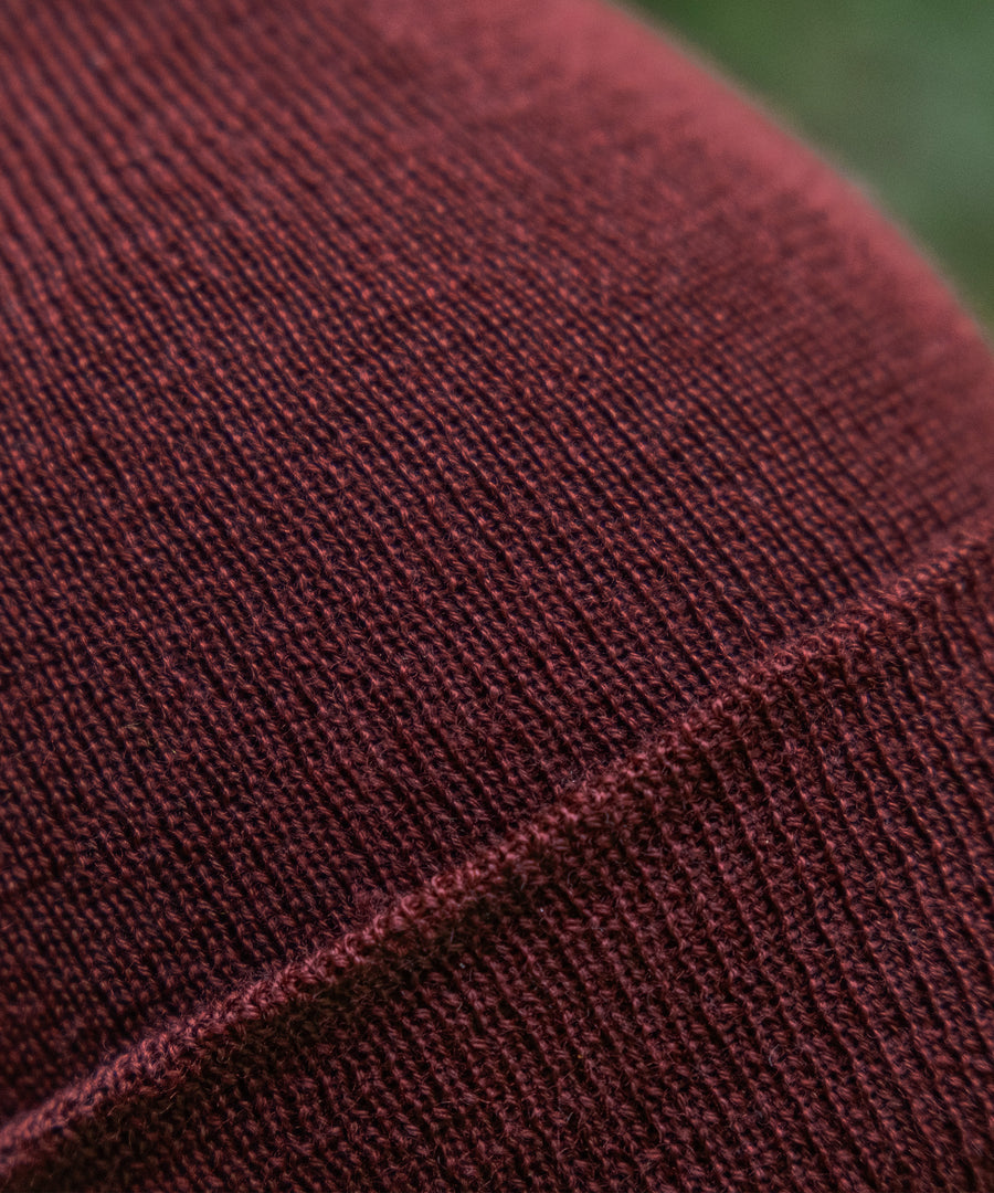 Atmungsaktiv & wärmend*Merinofasern sind aufgrund ihrer natürlichen Eigenschaften atmungsaktiv und helfen so, die Körpertemperatur zu regulieren.|Nahaufnahme Strickmütze in Bordeaux.