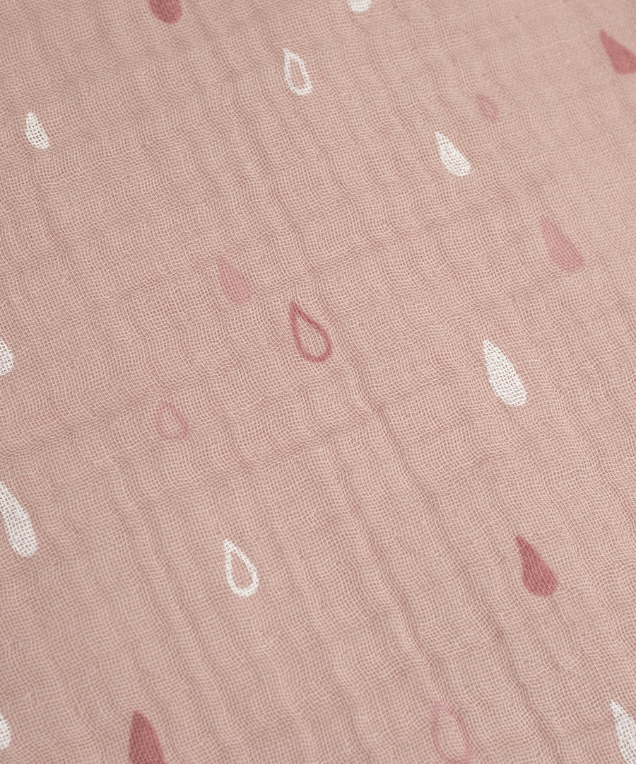 Hochwertiges Material*Unsere Musselin-Schlafsäcke bestehen aus feinfädigem, atmungsaktivem Musselin-Gewebe.|Nahaufnahme des Musselin Babyschlafsacks in Rosé mit Tropfen-Muster.