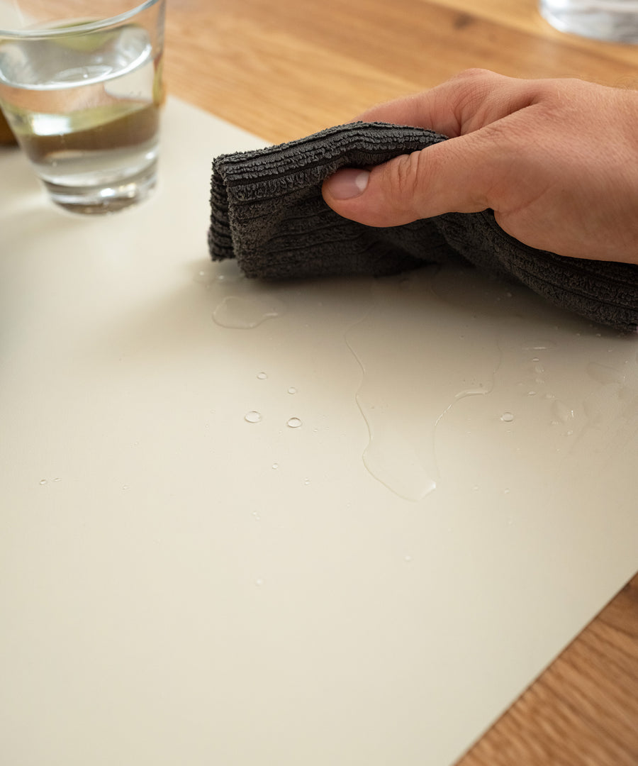Langlebig & pflegeleicht*Die wasserdichten Tischsets sind abwaschbar und leicht zu reinigen.
Sie können flexibel auch als Bastelunterlage genutzt werden. Tischset in Salbeiweiß.|Das nasse Tischset wird mit einem Lappen abgewischt.