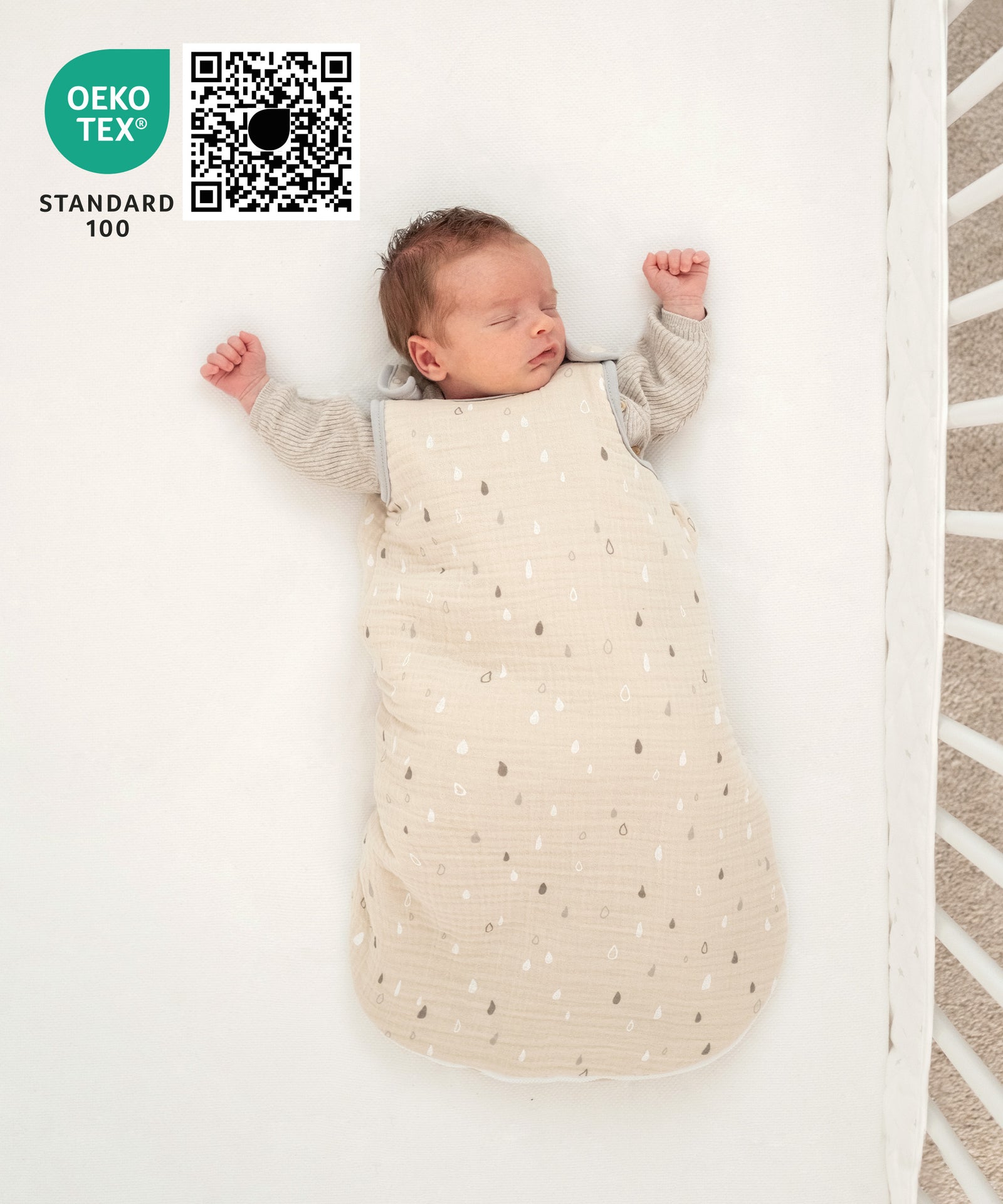 Baby schläft im Musselin Babyschlafsack.