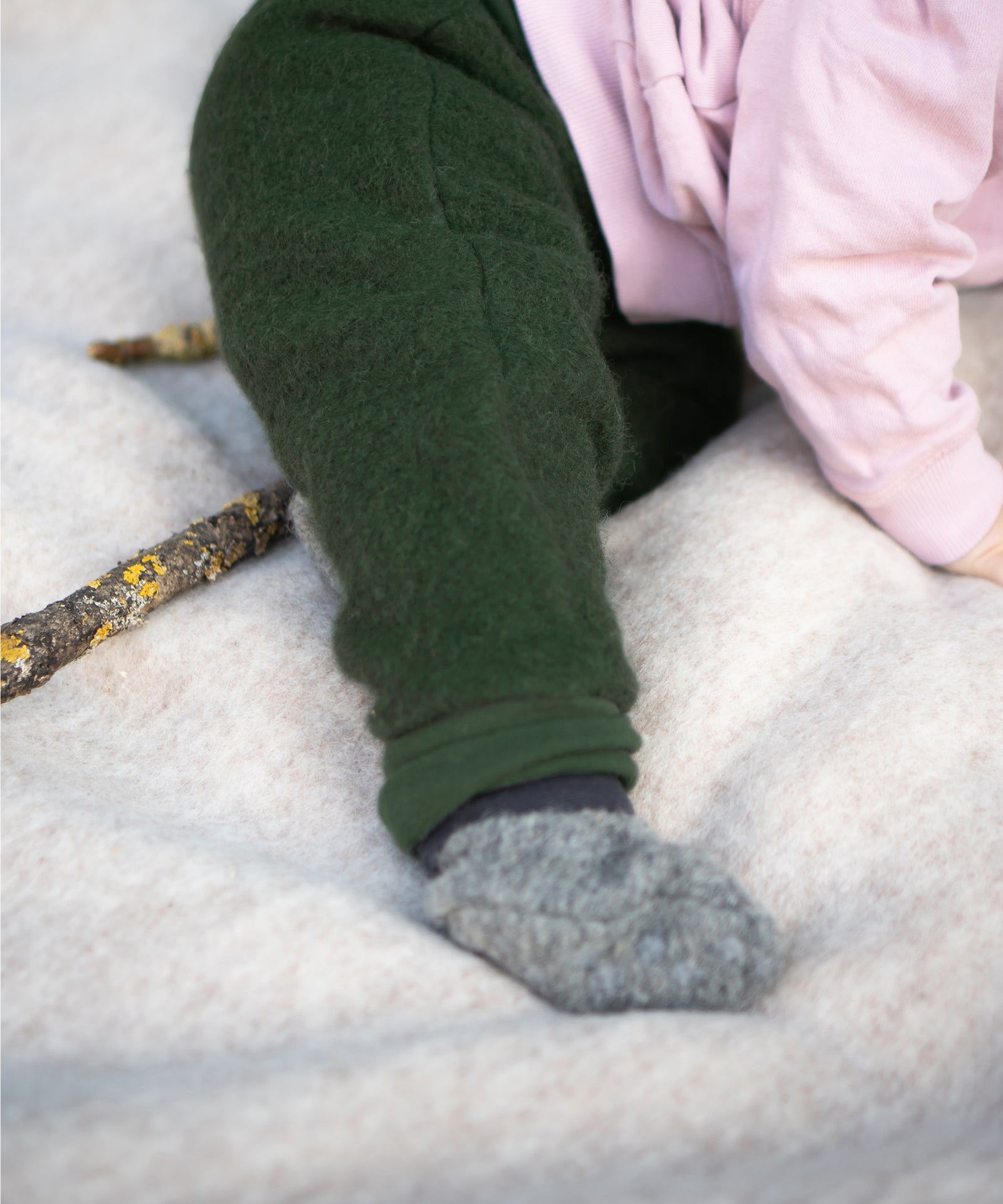 Nachhaltig produziert*Die ausgeklügelte Mischung aus 80% mulesingfreier Bio-Schurwolle und 20% Bio-Baumwolle macht die Walkhose besonders bequem.|Nahaufnahme der Walkhose.