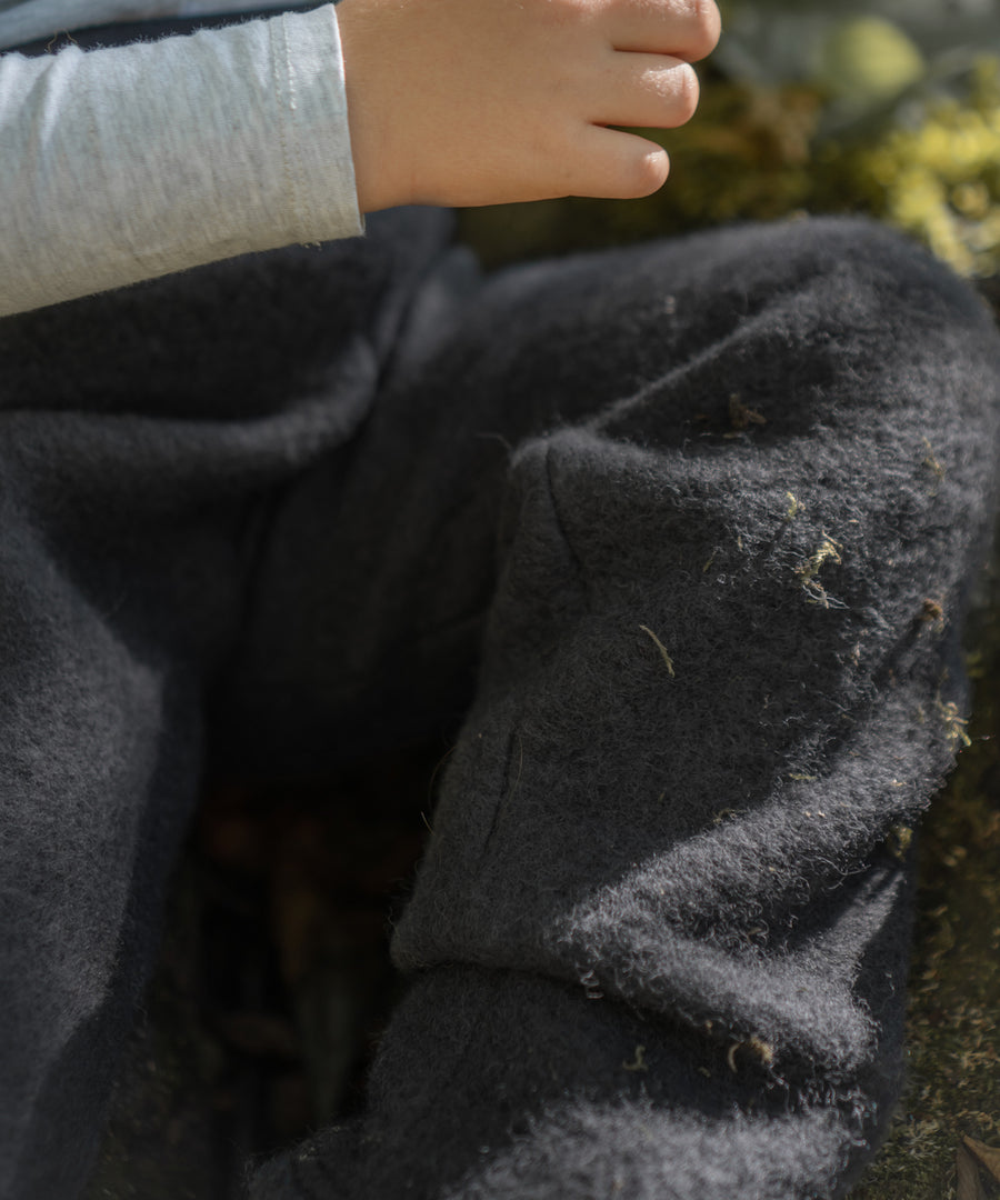 Nachhaltig produziert*Die ausgeklügelte Mischung aus 80% mulesingfreier Bio-Schurwolle und 20% Bio-Baumwolle macht die Walkhose besonders bequem.|Nahaufnahme der Walkhose.