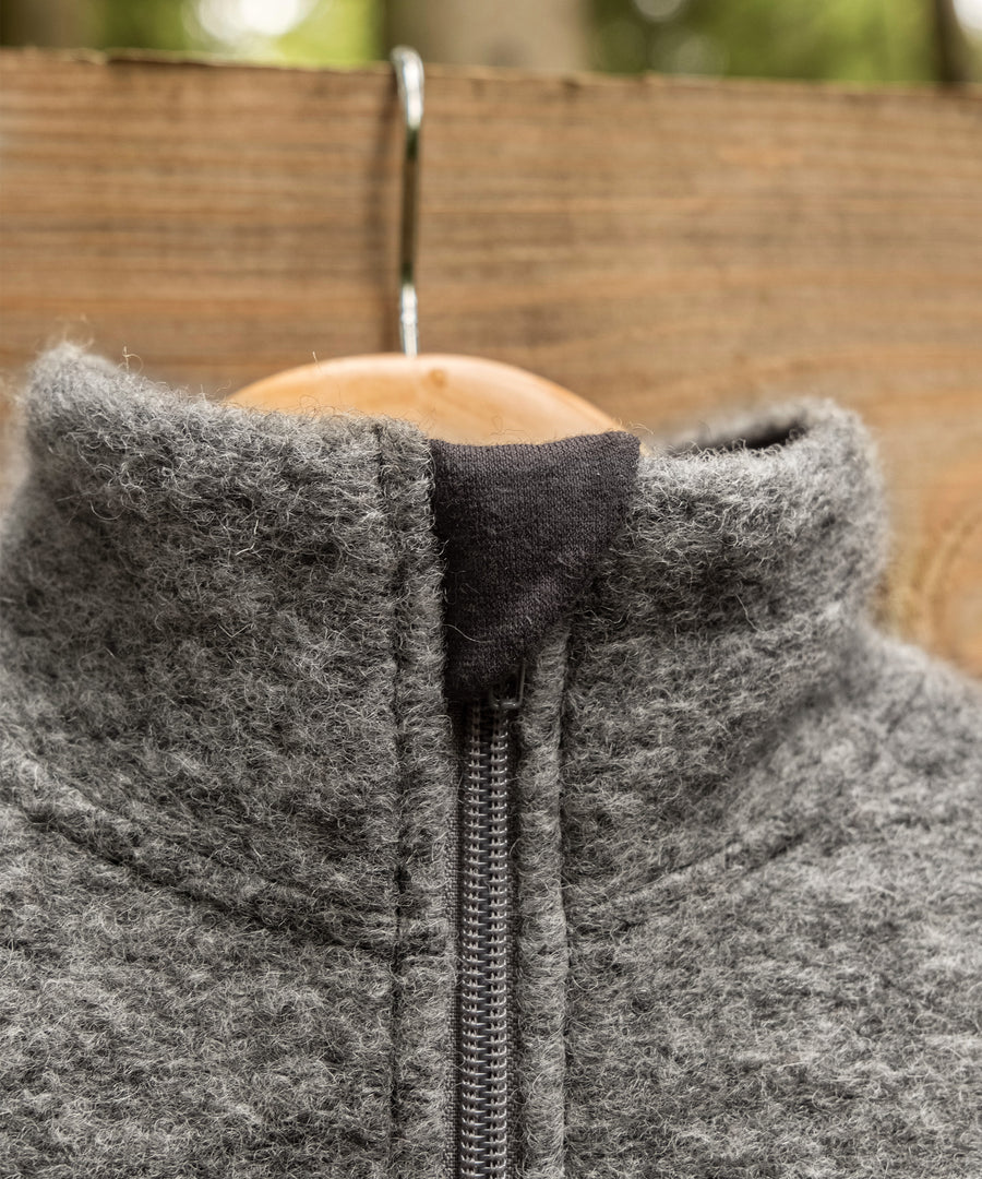 Der Zipper wird im Kinnschutz verdeckt.