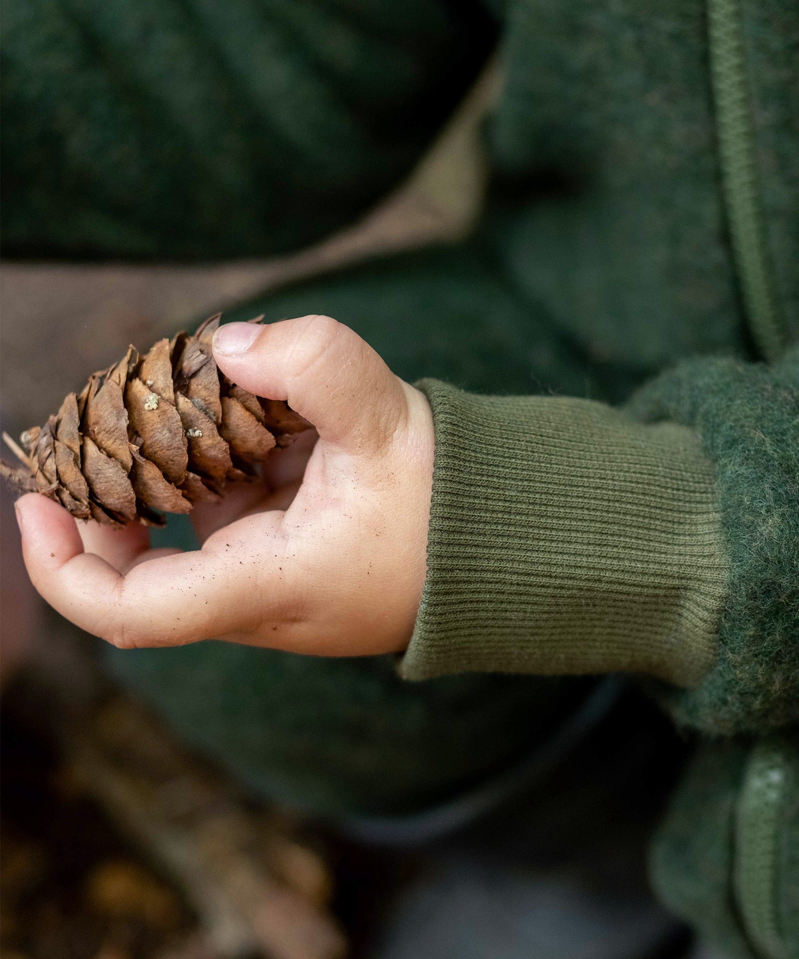Hochwertig & nachhaltig*Unser Wollfleece-Overall wird aus feinster, mulesingfreier Bio-Merinowolle und zertifizierten Materialien in Europa hergestellt.|Nahaufnahme Strickbündchen am Wollfleeceoverall.