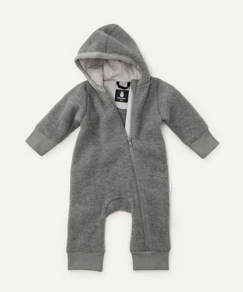 Wollfleeceoverall in Grau.