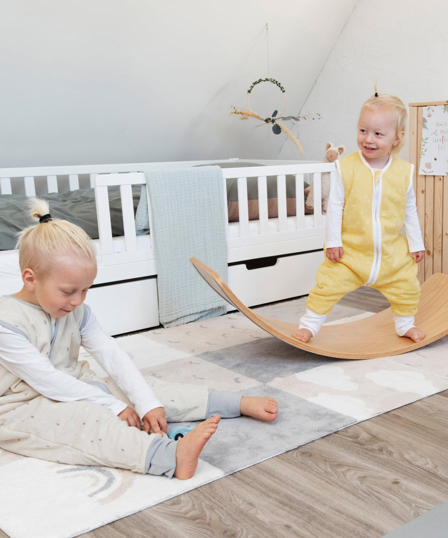 Babyschlafsack mit Füßen für aktive Laufkinder