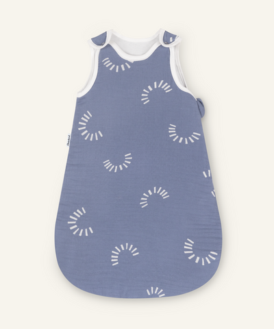 Musselin Babyschlafsack ganzjährig Jeansblau gemustert.