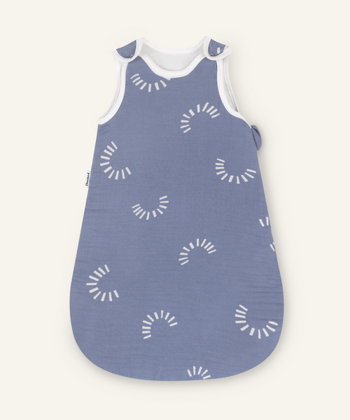 Musselin Babyschlafsack ganzjährig Jeansblau gemustert.