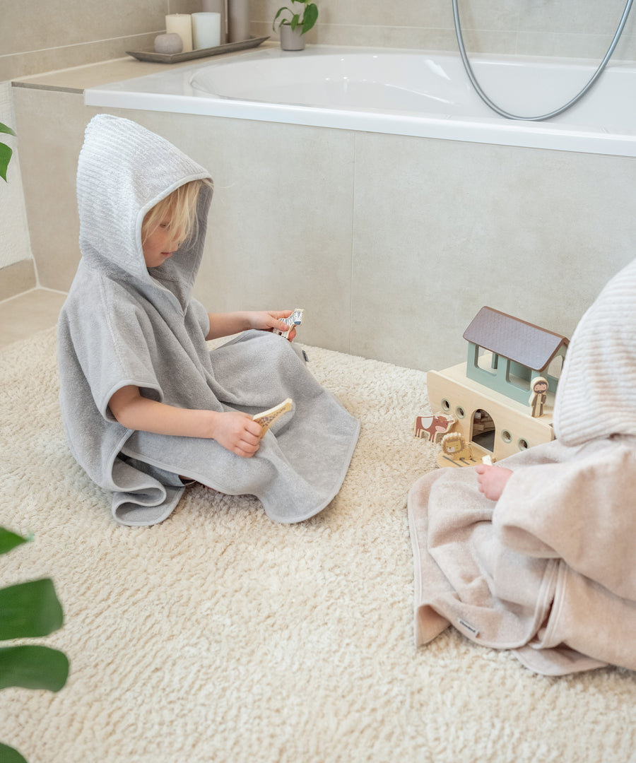Weicher Badeponcho zum Abtrocknen und Einkuscheln.