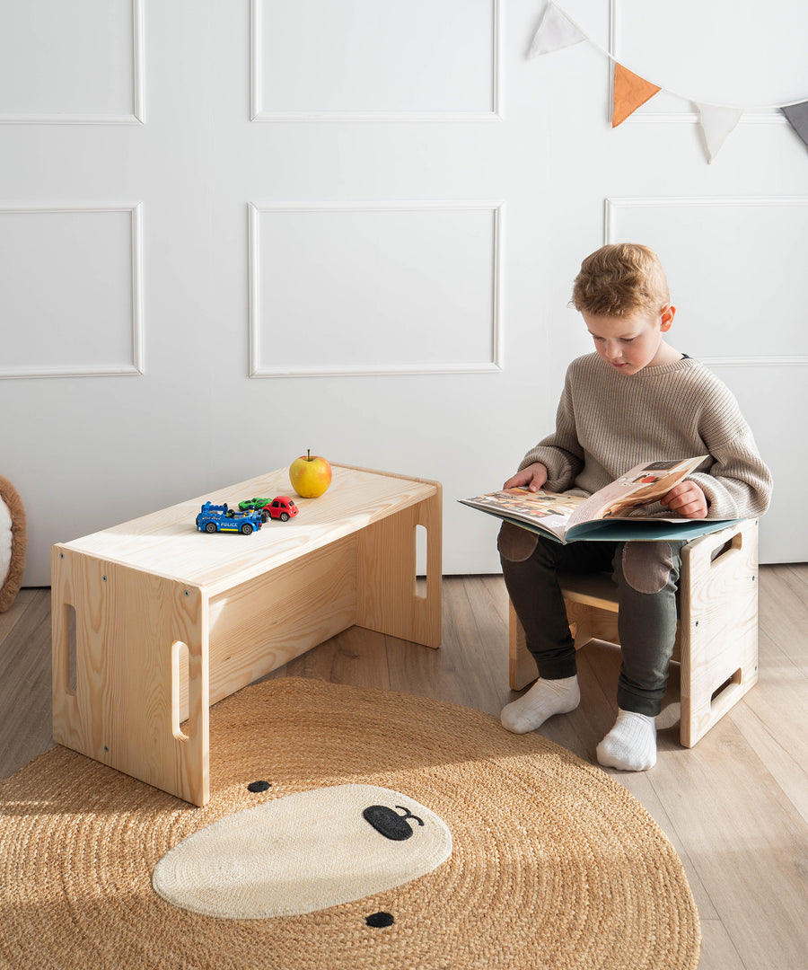 Flexibel & alltagstauglich*Ob Essen, Spielen oder Lesen - Bank und Hocker passen sich dem Alltag deines Kindes an und bieten vielseitige Einsatzmöglichkeiten.|Kind liest Buch auf Hocker und nutzt Bank als Tisch.