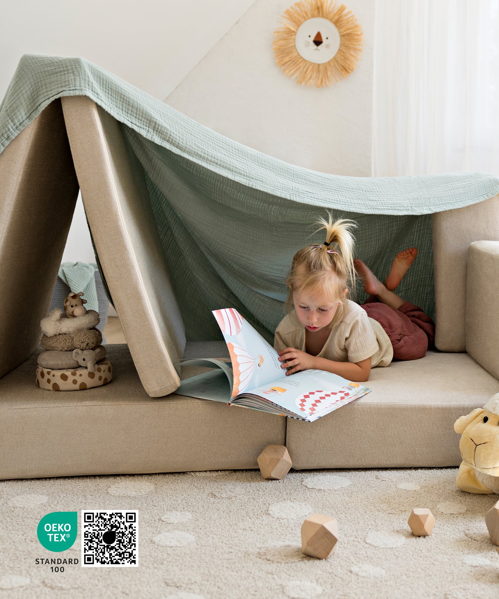 Vielseitig einsetzbar*Als Bettüberwurf, Kuscheldecke auf dem Sofa oder Ergänzung im Spiel- und Kinderzimmer.|Kind liest unter Tagesdecke Musselin Jade.