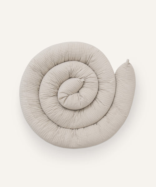 Bettschlange in Beige.