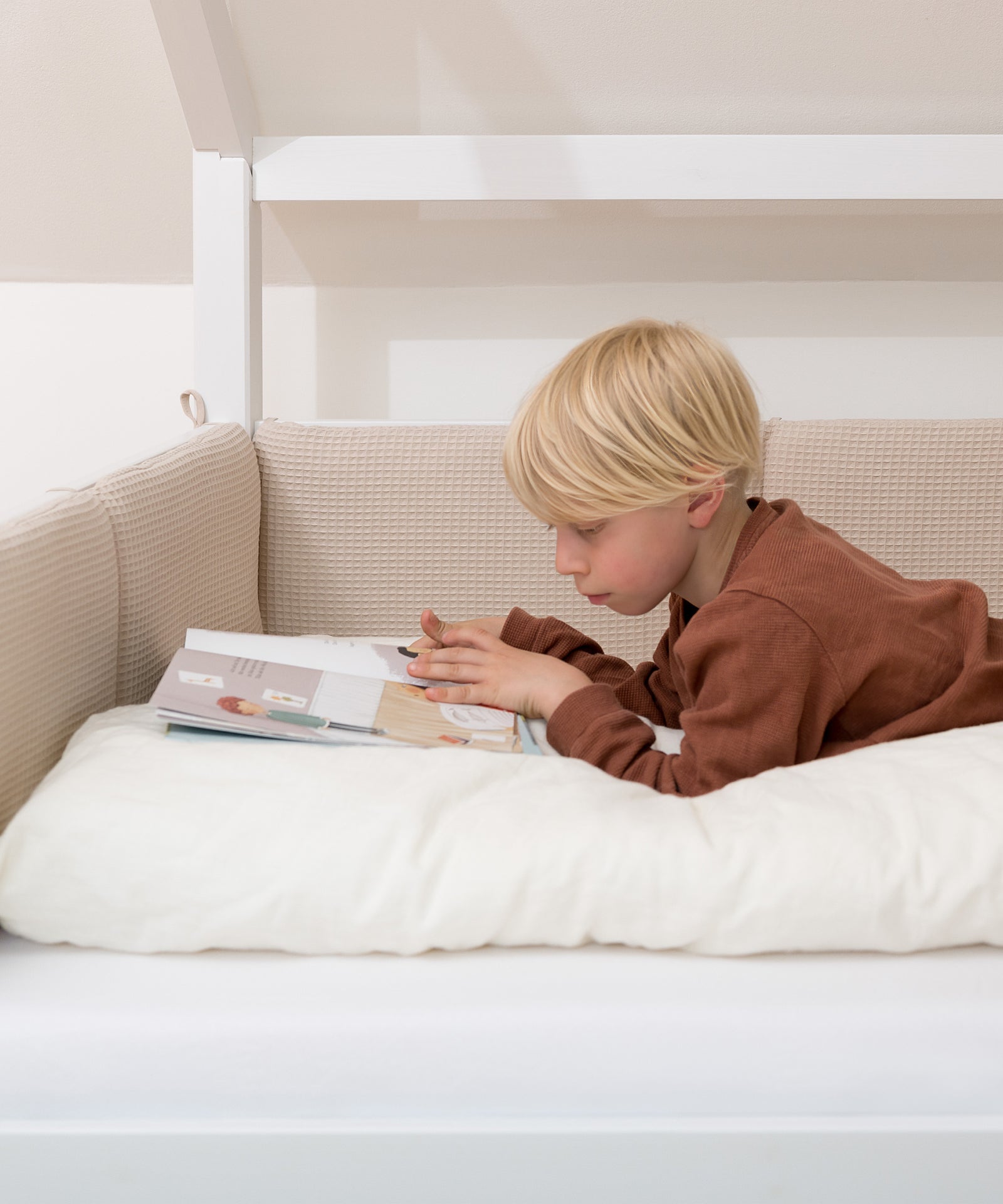 Gemütliche Kuschelecke*Die weich gepolsterte Bettumrandung sorgt für Gemütlichkeit im Bett.|Bettumrandung schafft eine gemütliche Kuschelecke im Kinderbett.