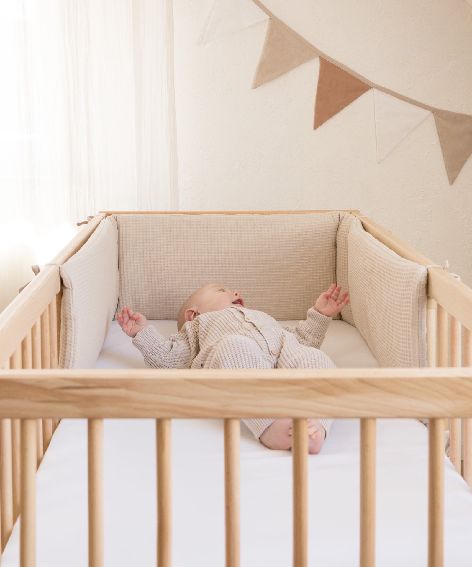 Sanft gepolstert & behaglich*Extra weicher Schutz für dein Kind durch die weich gefütterte Polsterung rund um das Bett.|Weich gepolsterte Bettumrandung sorgt für Schutz und Geborgenheit im Babybett.
