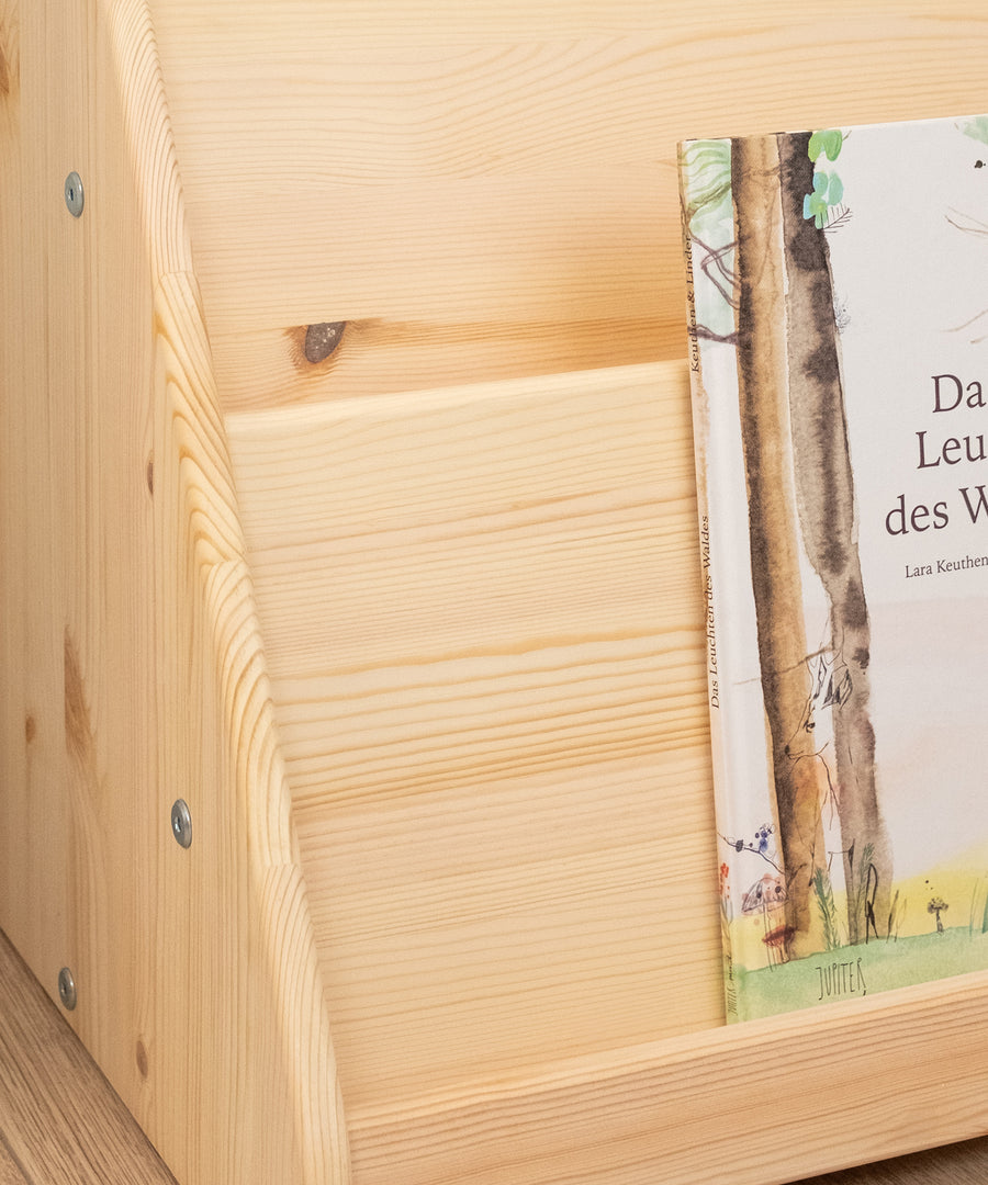 Hochwertig und zeitlos*Hochwertiges Kiefernholz aus Europa und zeitloses Design machen das Regal zu einem langlebigen Begleiter für die ganze Familie.|Bücherregal Kiefer Nahaufnahme.