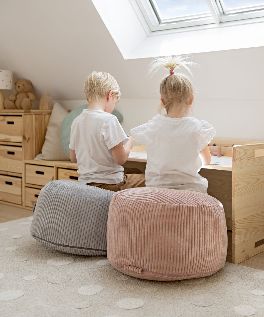 Weicher Cord Pouf als gemütlicher Platz zum Lesen und Ausruhen