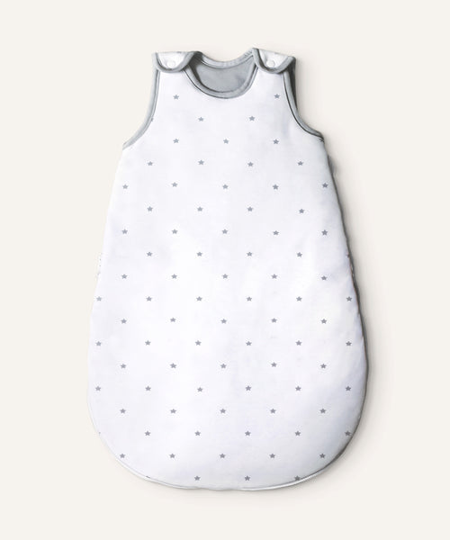 Ehrenkind Baby-Sommerschlafsack rund in weiß mit grauen Sternen.
