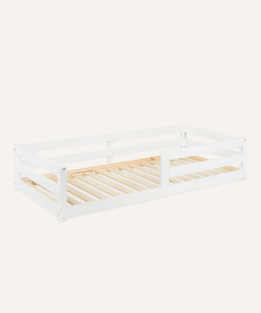 Ehrenkind Bodenbett Sona in der Größe 90x200 ohne Matratze und Dekoration.