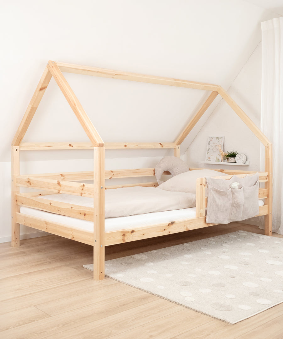 Mehr als nur ein Schlafplatz*Das kindgerechte Bett im zeitlosen Design ist ein gemütlicher Rückzugsort für dein Kind - perfekt zum Lesen, Spielen und Kuscheln.|Das Hausbett steht aufgebaut an der Wand.