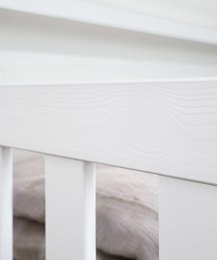 Nachhaltiges Kiefernholz*Unser Hausbett wird aus nachhaltigem Kiefernholz unter fairen Arbeitsbedingungen gefertigt.|Nahaufnahme Kiefernholz weiß.