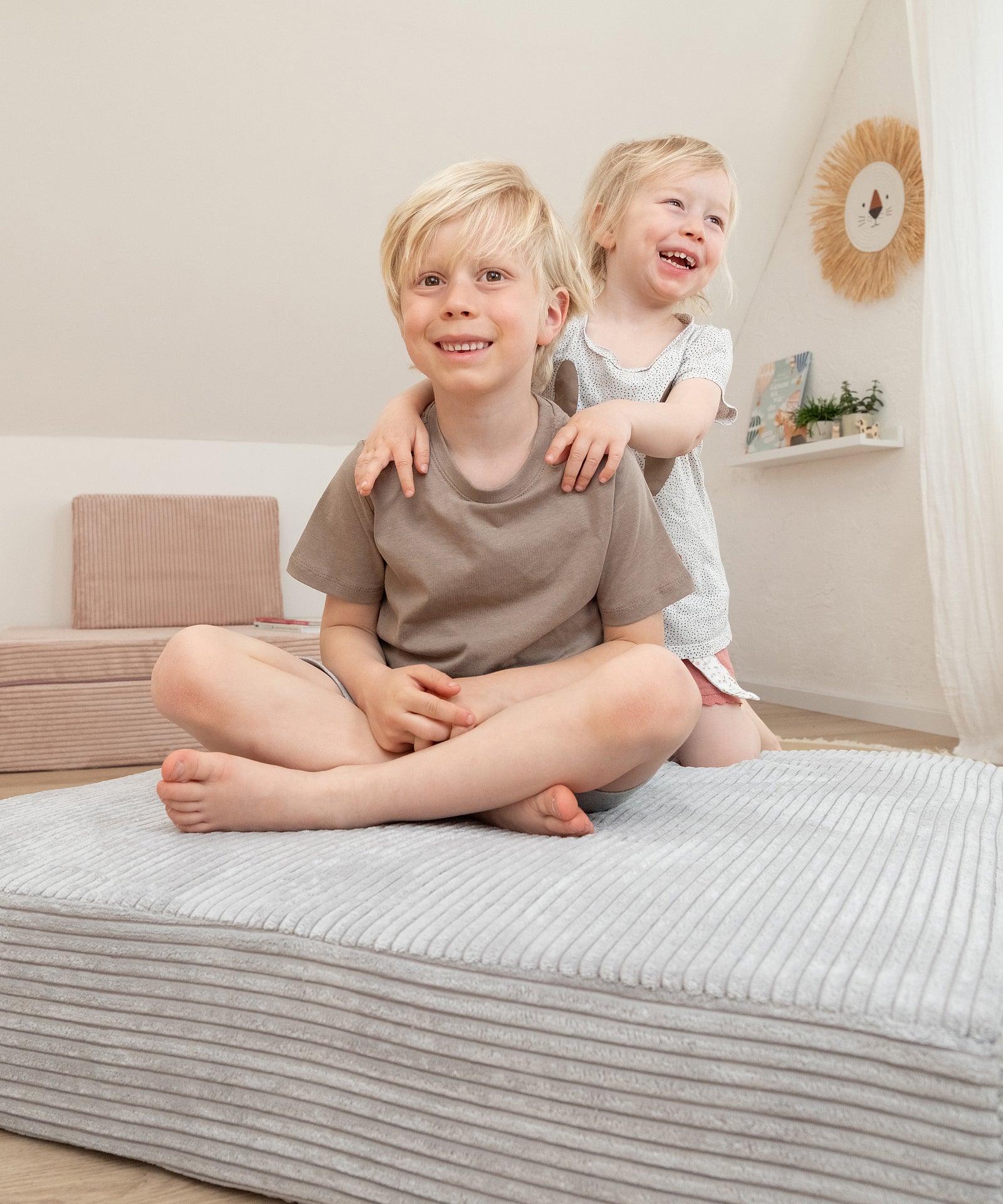 Vielseitiges Spielsofa*Unser Spielsofa ist mehr als nur ein Kindersofa – es kann zum Spielen, Lesen, Entspannen und Übernachten genutzt werden.| Kinder spielen auf dem Polster des Spielsofas.
