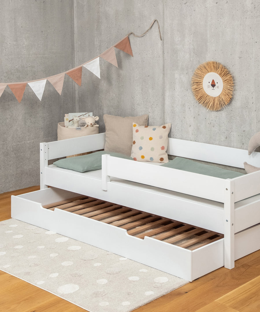 2 Größen & 2 Farben*Das Bett ist erhältlich in Weiß und Natur in den Größen 90 × 200 cm und 120 × 200 cm – genug Platz zum gemeinsamen Kuscheln.|Kinderbett mit Bettkasten in Weiß 90 × 200 cm.