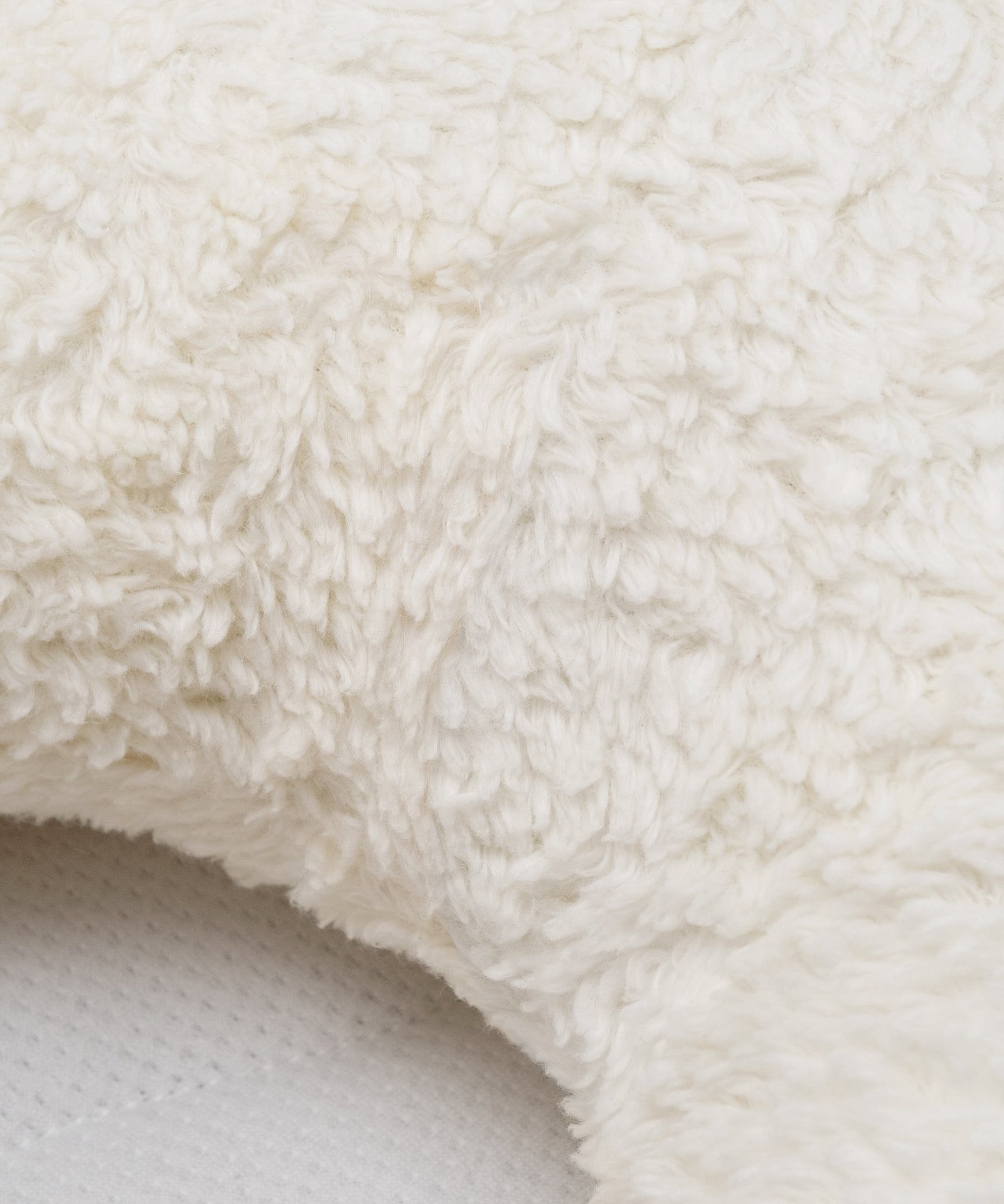 Hochwertige Materialien*Die Kissenhülle besteht aus 100% Bio-Baumwolle und ist gefüllt mit langlebiger Polyester-Hohlfaser - fluffig und formstabil.|Mondförmiges Kuschelkissen aus hochwertigem, pflegeleichtem Teddystoff für Kinder