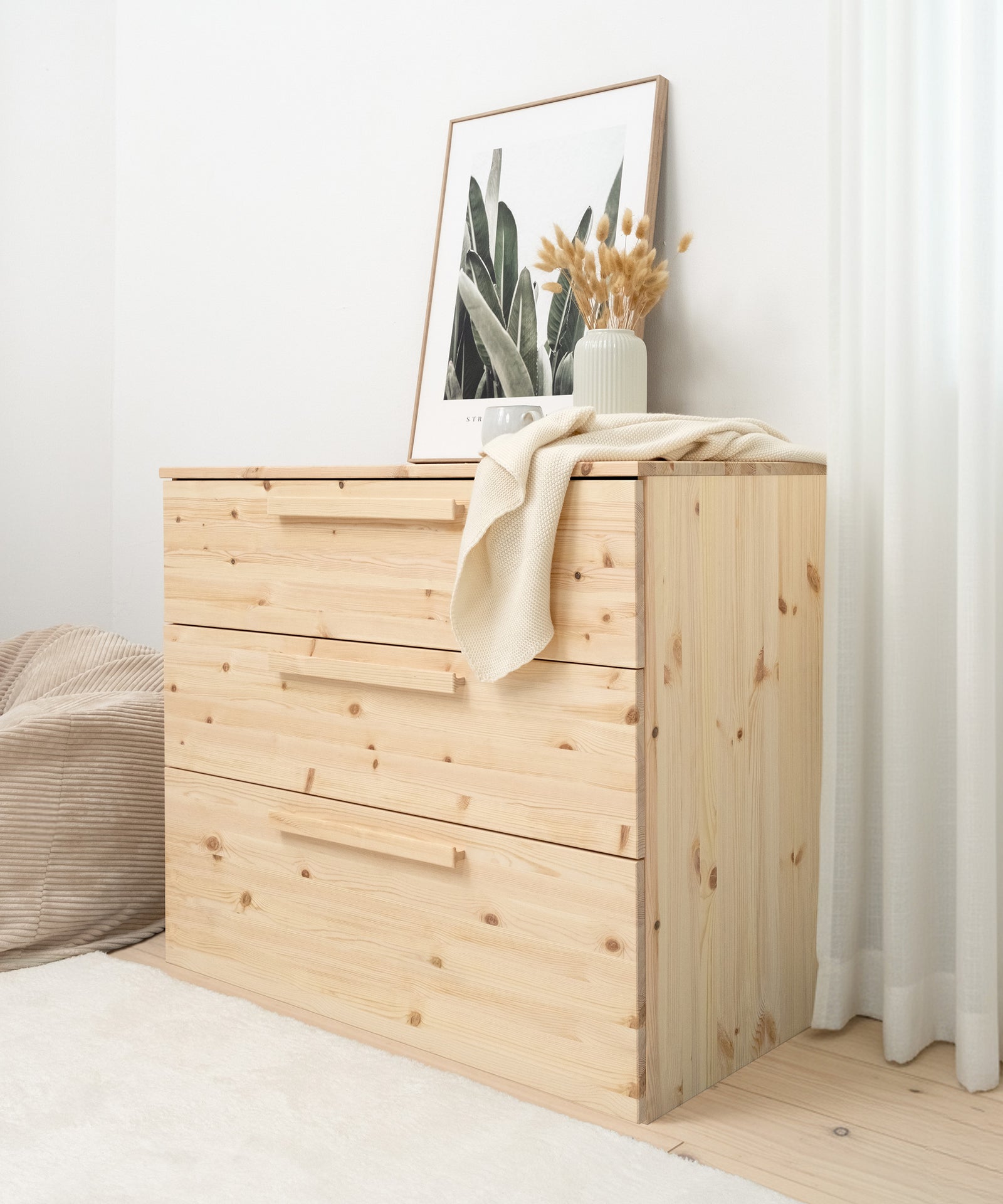 Zeitloses Design*Design, das mit wächst: Einfach Wickelaufsatz abnehmen, schon wird aus der Wickelkommode eine vollwertige Design-Kommode.| Das Design der Linia Kommode aus Kiefer ist passend für jeden Wohnstil.
