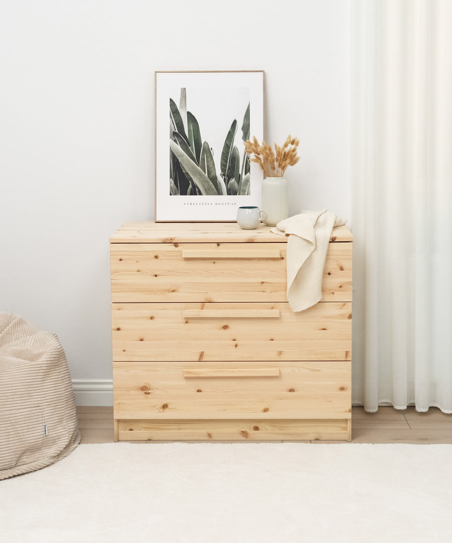 Die Linia Kommode aus Kiefer zeigt hochwertiges Ehrenkind Design.