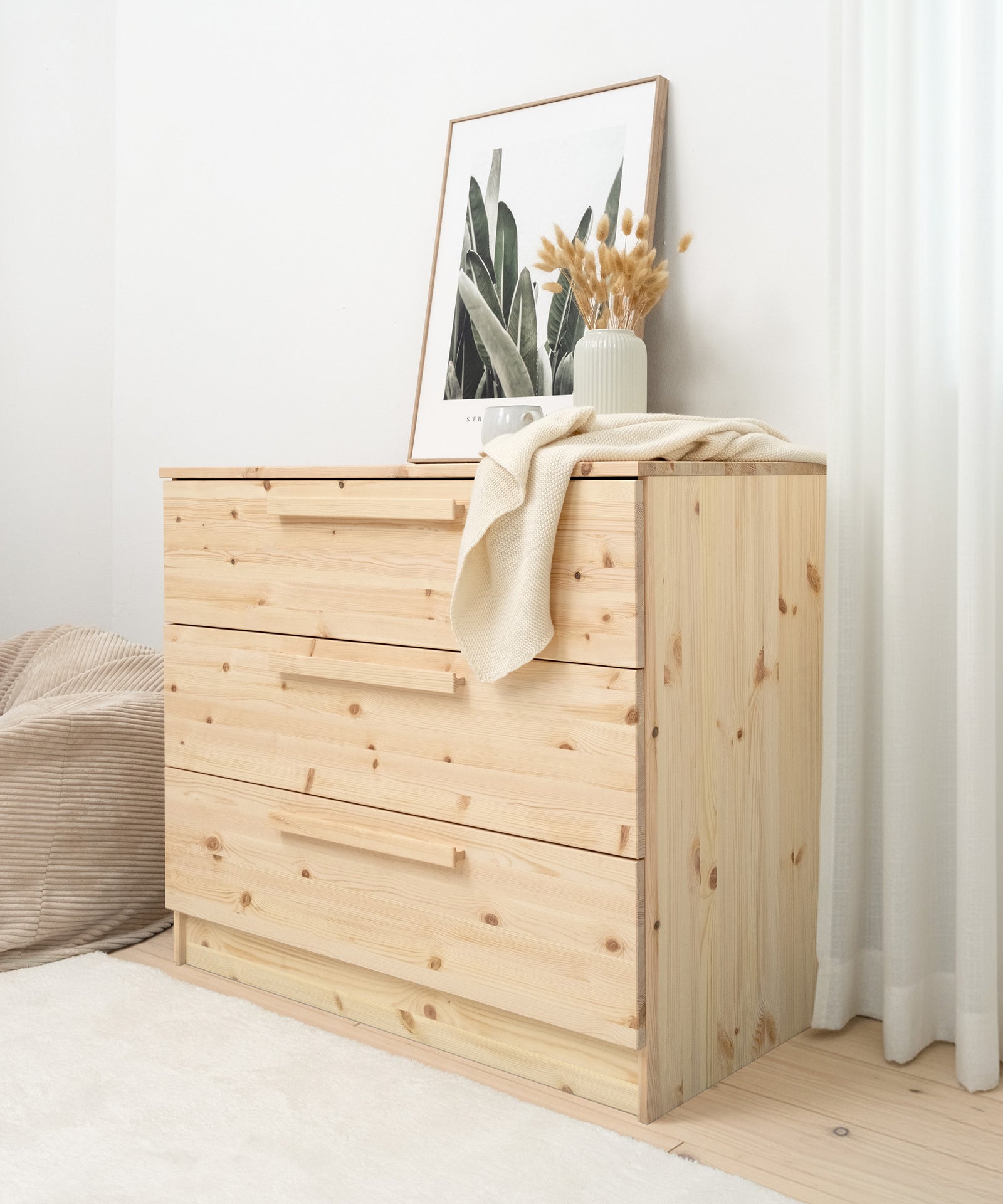 Zeitloses Design*Fügt sich harmonisch in jeden Wohnstil ein: Als Design-Kommode ist sie perfekt fürs Kinderzimmer, Schlafzimmer oder den Flur.| Das Design der Linia Kommode aus Kiefer ist passend für jeden Wohnstil.