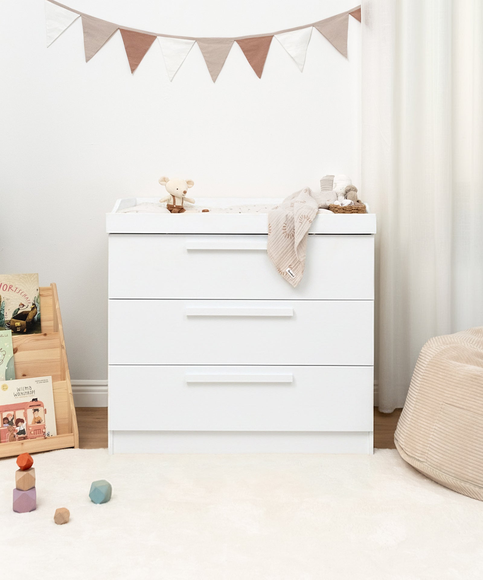 Zeitloses Design*Design, das mit wächst: Einfach Wickelaufsatz abnehmen, schon wird aus der Wickelkommode eine vollwertige Design-Kommode.| Wickelkommode mit abnehmbarem Wickelaufsatz lässt sich in eine vollwertige Design-Kommode verwandeln.