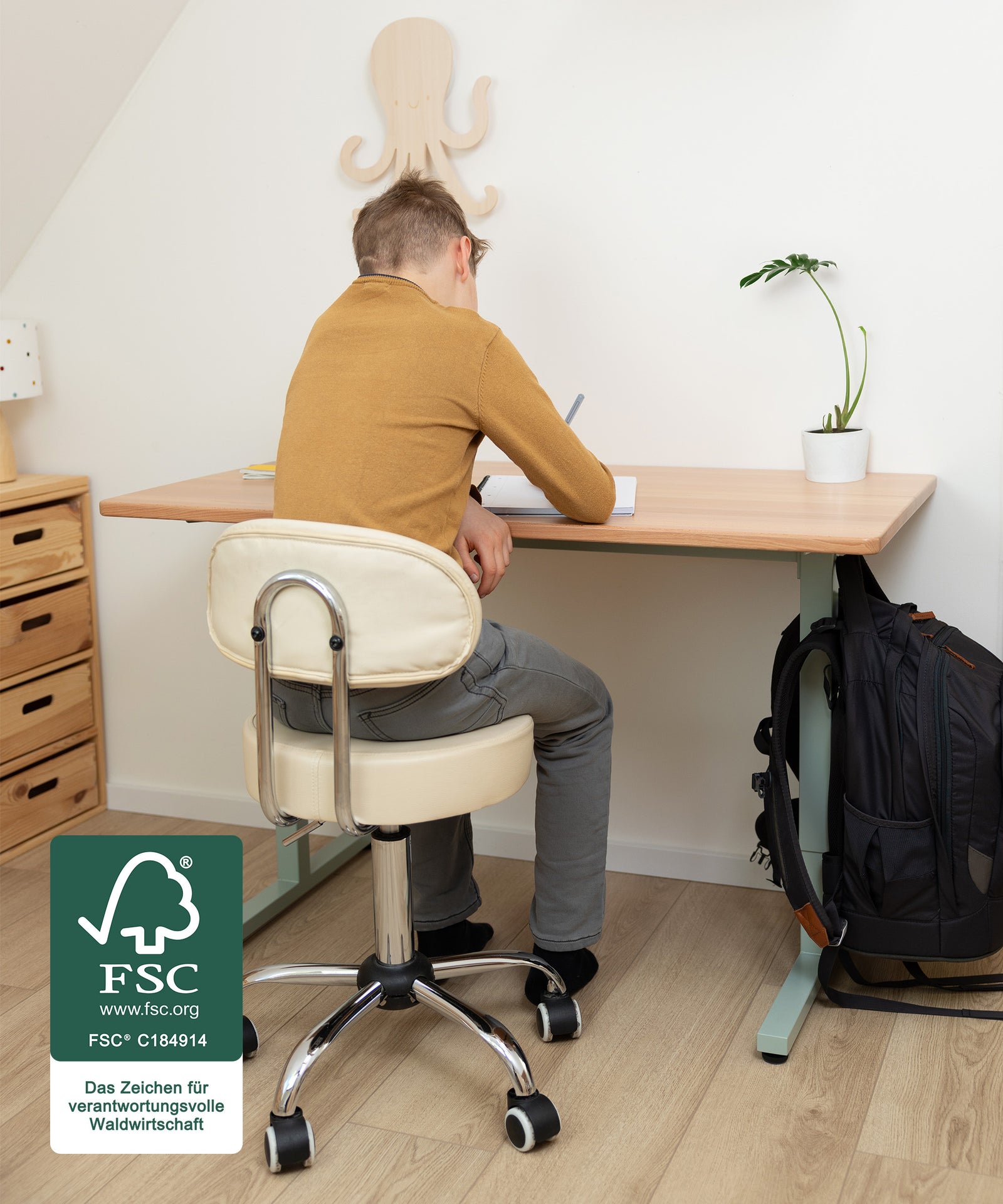 Mitwachsend & ergonomisch*Stufenweise höhenverstellbar: der Schreibtisch wächst dank einfacher Verstellung in 5-cm-Schritten (55-85 cm) mit.| Kind lernt am Schreibtisch.
