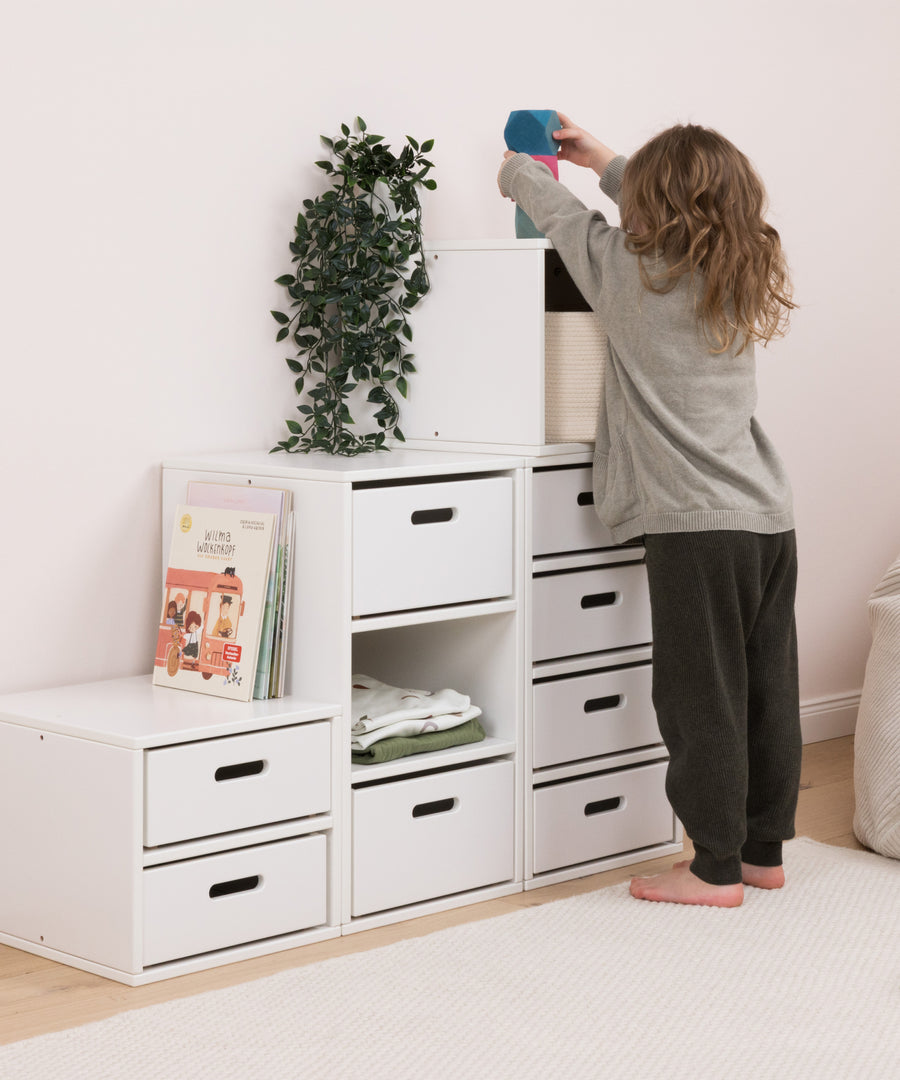 Modulares System*Mehrere Elemente lassen sich kombinieren und wachsen mit den Bedürfnissen im Kinderzimmer.|Modulares Regalsystem in Weiß mit kombinierbaren Elementen