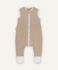 Musselin-Schlafsack mit Beinen 0.5 TOG in Beige.